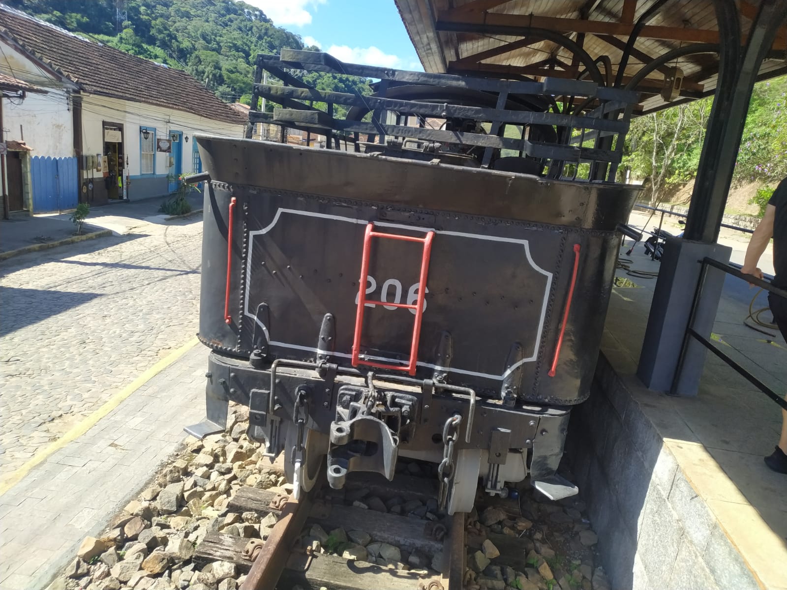 Prefeitura inicia repintura da Locomotiva 206 em Conservatória